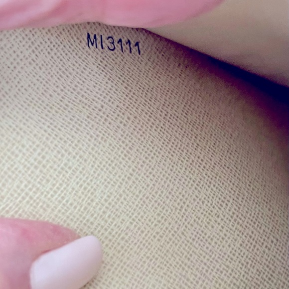 Louis Vuitton Authentic Zippy Wallet - Picture 11 of 15